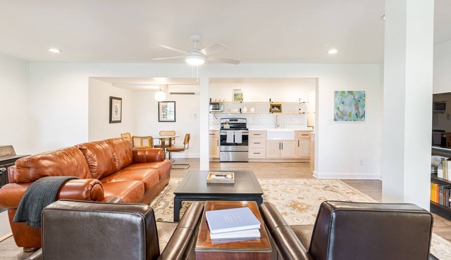 Riverfront Oasis with Mountain Views, close to town in Middletown