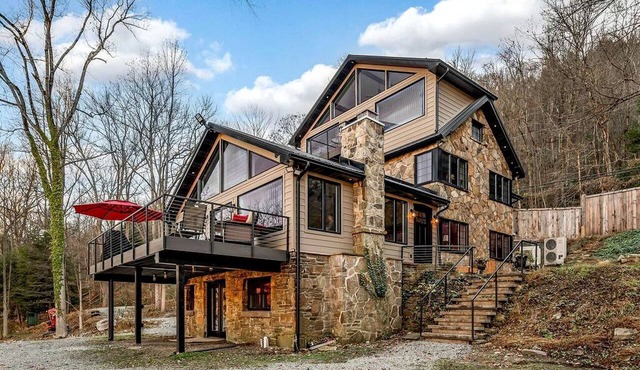 Riverside Luxury: Fully Equipped Cabin with Outstanding Views in Emlenton, PA