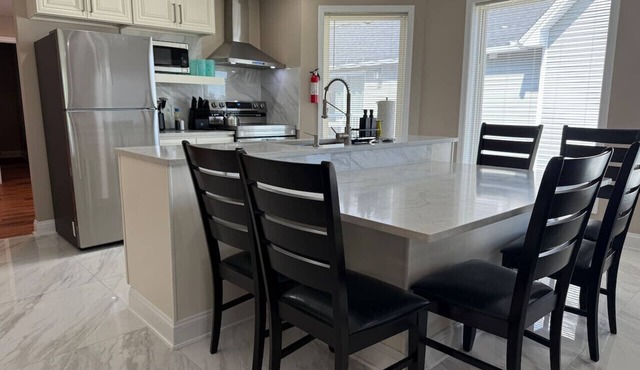*Riverview*Walk to Falls*Newly Renovated*2nd floor