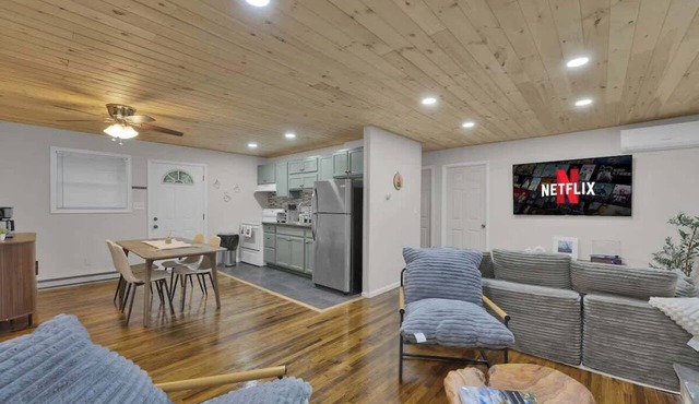 Romantic Cabin | Privacy, Fire Pit, Pet Friendly