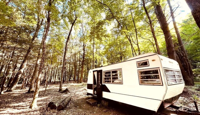 Romantic Glamping Getaway in a Pet Friendly Caravan, Ideal to Explore Hudson Valley