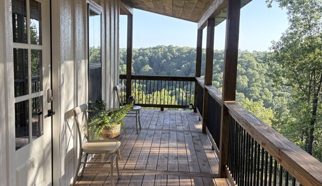Romantic Summer Escape - Treetop Breezes and View, Firefly Nights, Hot Tub Soaks