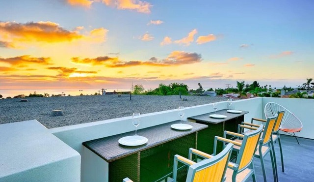Rooftop Deck/Ocean Views/A/C/Close To All