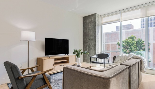 Rooftop Lounge Pool + Spa + Fitness | Downtown Access | Ancora by AvantStay