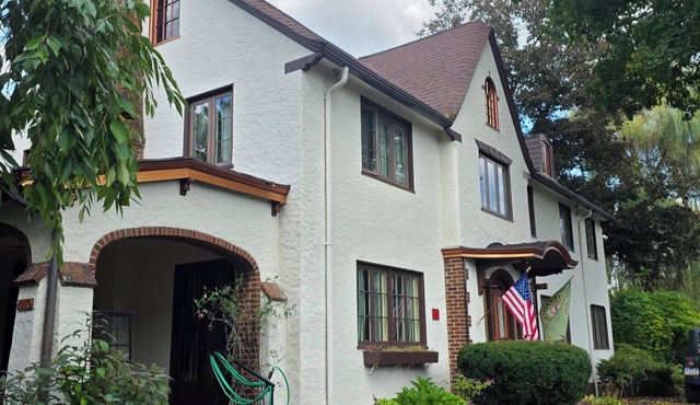 Room available in serene Warren two blocks from down town