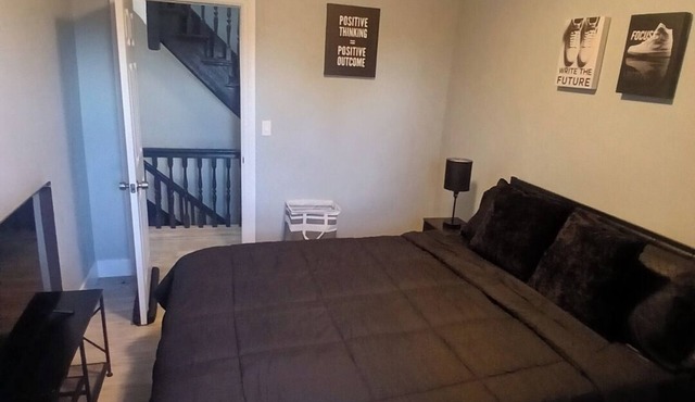 Room in a spacious 6-bedroom house in suburban Mount Vernon next to metro north