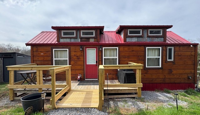 Rustic 2 bedroom Tiny Home in charming Bybee in Bybee