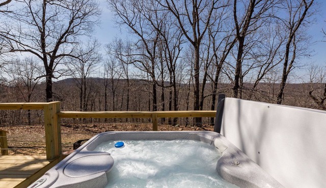 Rustic Boars Nest Cabin with a Hot Tub