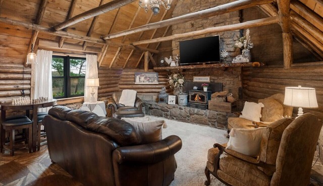 Rustic Cabin with Modern Comfort – The Cuddly Cow in Rudy, AR
