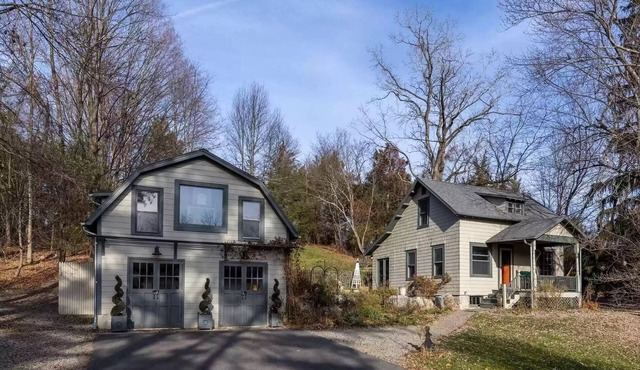 Rustic Catskill cottage, 10 min to Hudson, 30 minutes to popular ski area skiing