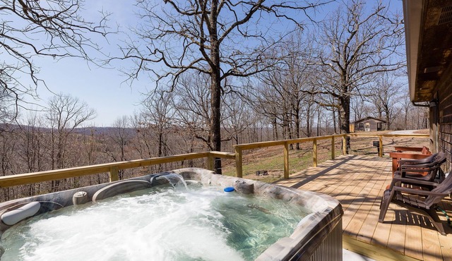 Rustic Fox Den Cabin with a Hot Tub