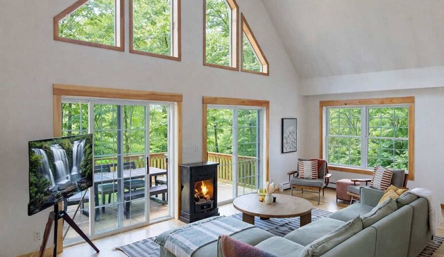 Sagewood Retreat: Stylish Catskills w/Hot Tub