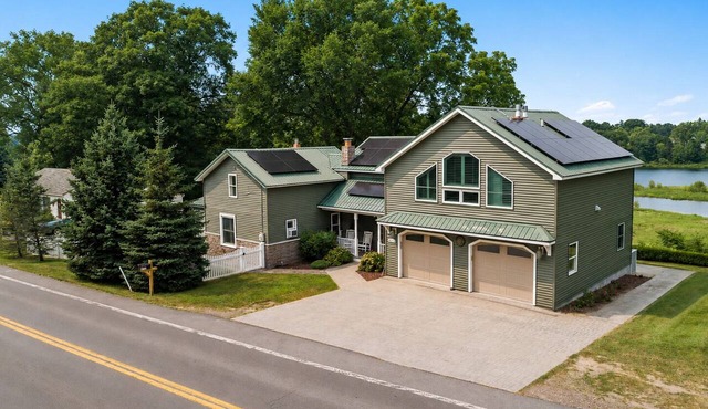 Salmon River View! - Sleeps 12 - Bar, Grill and Perfect Location
