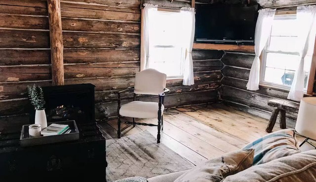 Sandy Creek Cabin - Authentic Log Cabin