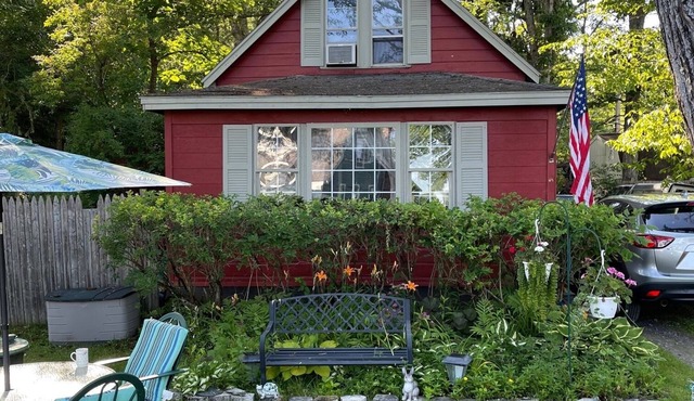 Saratoga Lake Rustic Cottage