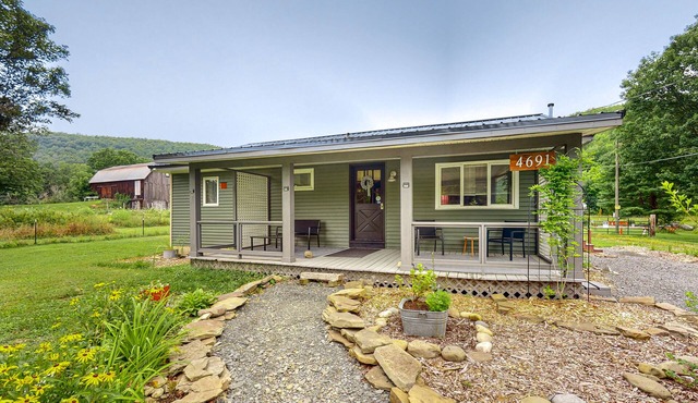 Scenic country lodge with a porch, picture-perfect views, full kitchen, & WiFi