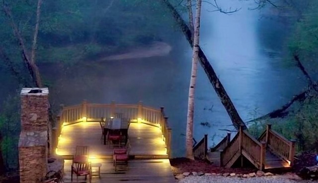Scenic Riverdeck Cabin and Mountain Retreat~Hot Tub~Wine country~Game Room in Dahlonega