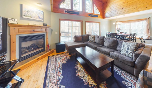 Secluded chalet with upscale interior & jetted tub - near Sunday River Resort