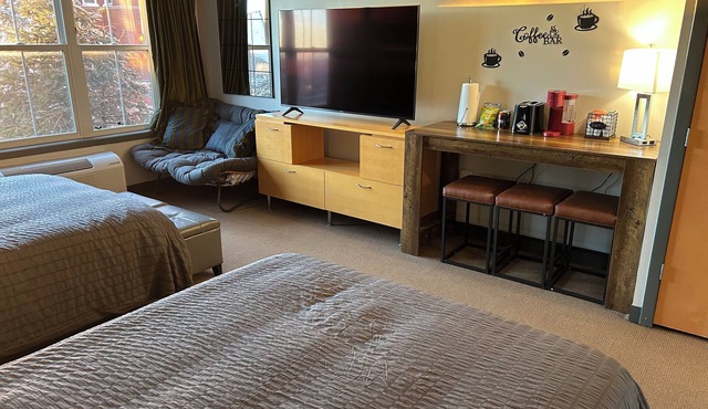 Ski-In + Out XL Studio. Expedition Station in Village. Mtn Views. 2 Queen Beds.