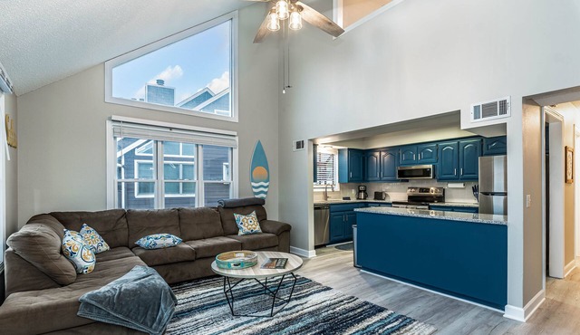 Sleep 8 in this guest fave! All new, fresh & fun!walk to lake and marina.