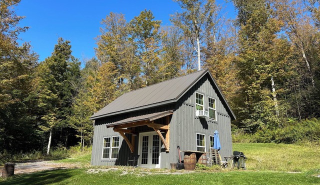 Snowshoe Cabin across from Upper Lake Moraine and close to Colgate!
