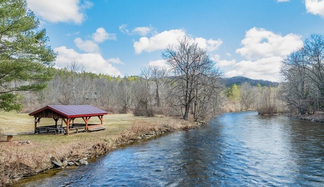 Soothing studio apartment - on the Battenkill River in charming, Shushan