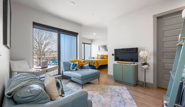 Sophisticated Midtown Apartment w/Gym and Pool
