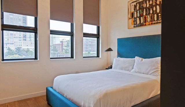 Sosuite | Corner 1BR Apt w Roof Deck, Gym, Laundry