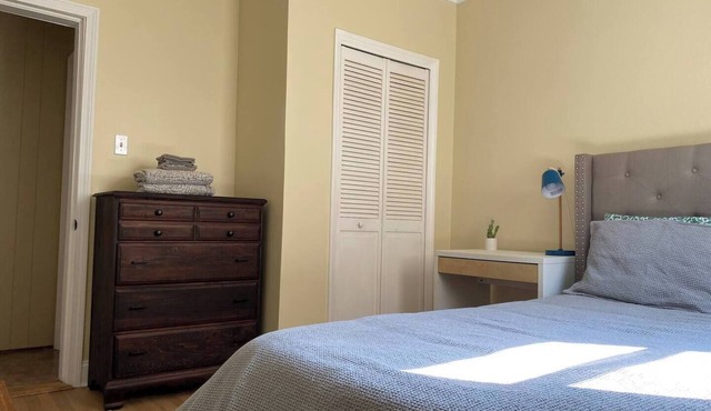 Spacious 3-bedroom apartment near Umass/St Vincents in Worcester