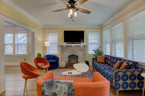 Spacious 3BR Cooper-Young Bungalow - Sleeps 8 - Walkable to Dining - Easy Access to Downtown - Parking