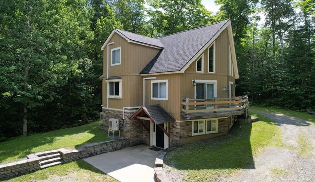 Spacious 4BR Home w/Hot Tub, 4.2 Mi to Sugarloaf – Sleeps 8 or more, AC & WiFi
