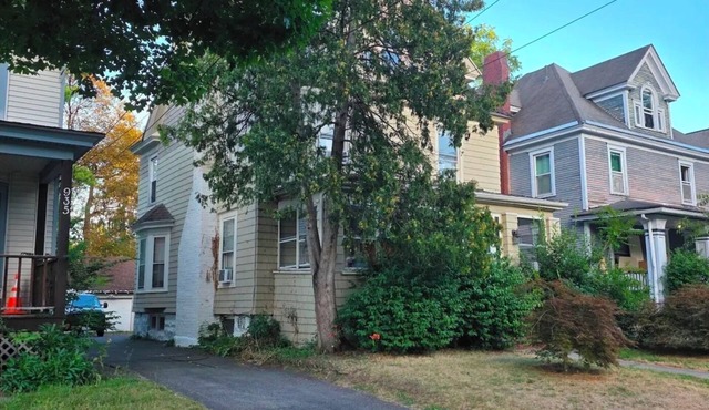 Spacious 5-bedroom all King and Queen beds. SU/Westcott center