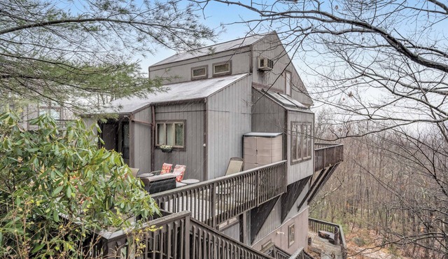 Spacious 5-bedroom townhome walking distance from Slope