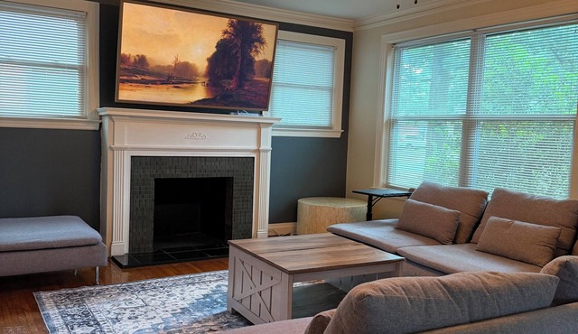Spacious Bungalow 6 Min to Downtown Sleeps 6