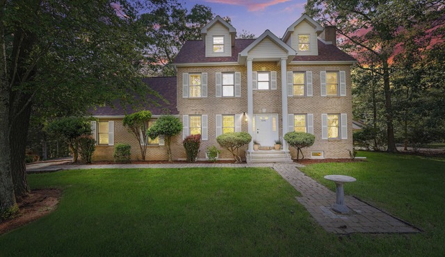 Spacious Colonial Home with Hot Tub, Games, Lake Club & Top Local Attractions