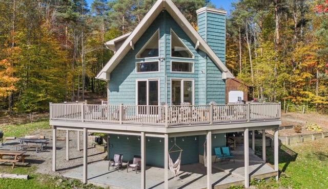 Spacious Forest Chalet on 100 Acres – Kayaks, Ponds & Nature Escape