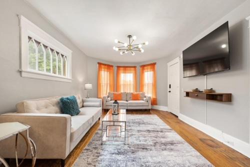 Spacious Modern 6BR Near SU, Destiny USA, Zoo & Downtown, Sleeps 18