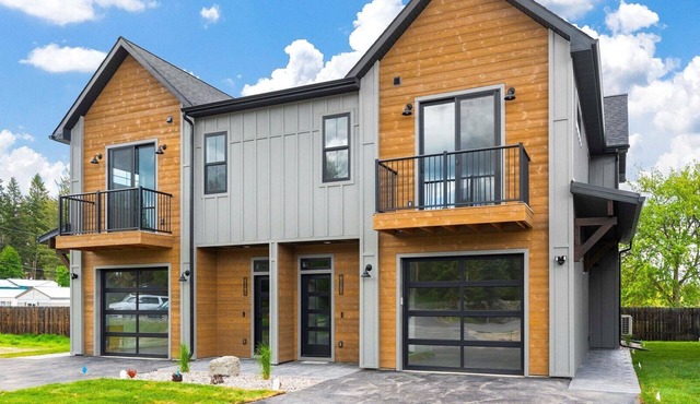 Spacious New 3BR/3BA Condo in Lakeside