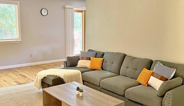 Spacious, quiet, cozy retreat. Close to parks, trails and Los Altos downtown.