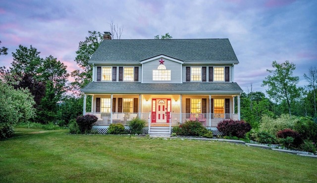 Spacious Summer Oaisis 4-bedroom house with AC in Kerhonkson