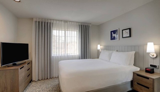 Spacious Two-Bedroom Suite with Free Breakfast and Outdoor Pool Access!