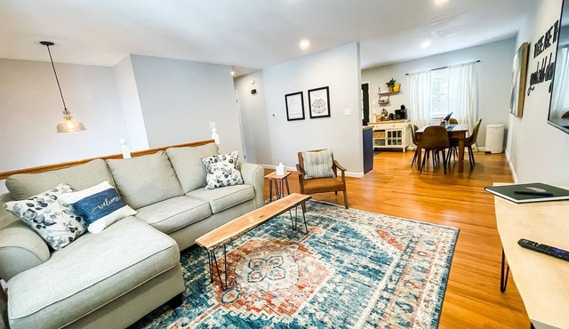 Sparkling Clean Saratoga home near SPAC & Track Pets