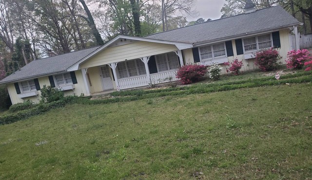 Specious and Cozy Ranch home with moonlight windows near Stone Mountain Park