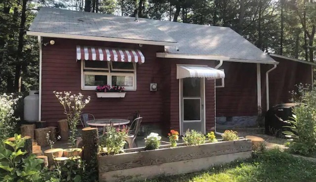 StarryPinesCottage w Cedar Sauna Steps to Trails