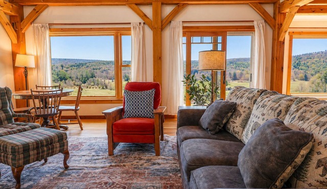Stay on a working blueberry and lavender farm! Beautiful views! Close to nature!