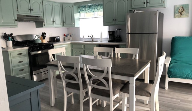 Steps to Beach Entrance #7, 1st floor, 2 Bedrooms, King Bed, Private deck/grill