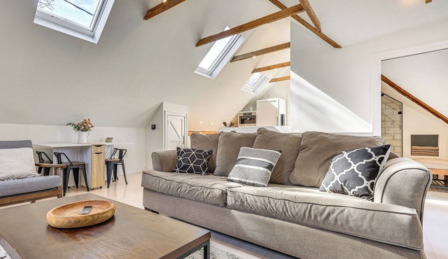 Steps to NYC Train! Charming Carriage House Loft