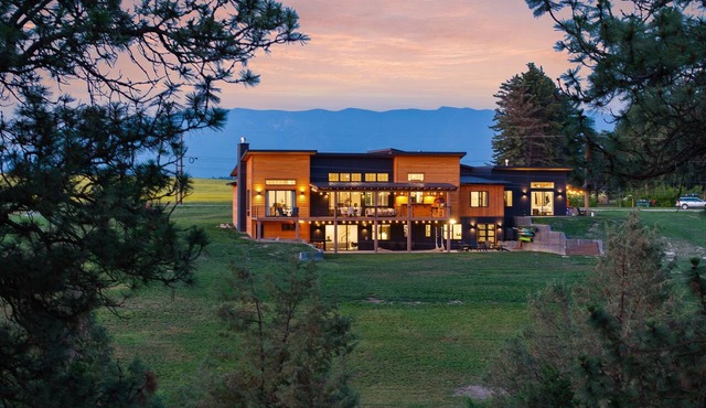 Stillwater River Lodge Mtn Modern Waterfront Home near Glacier National Park