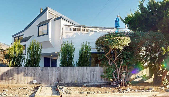 Stroll to Shore: Stinson Beach Gem w/Hot Tub