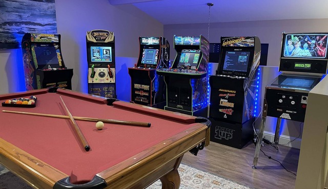 Stunning 3BR: Pool Table, Arcades, Chic Comfort